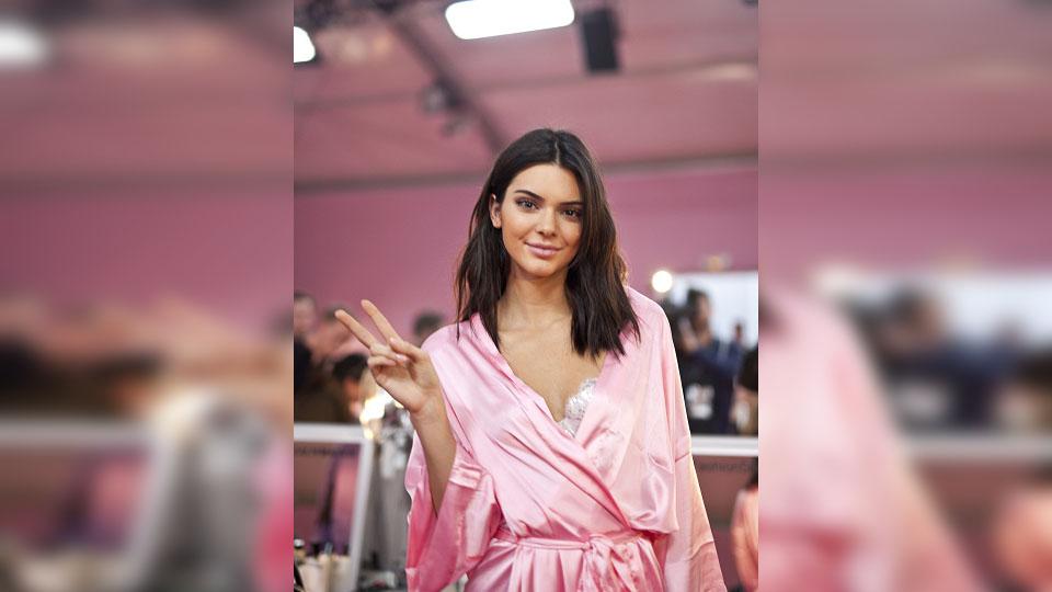 Model seksi Kendall Jenner dikabarkan berpacaran dengan Jordan Clarkson.